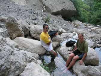 купаем ноги в Учан-Су, воды немного, но для ног хватает, после долгого спуска это особенно приятно!