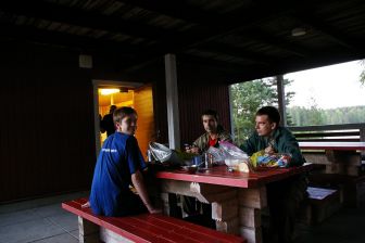 на кухне было даже оливковое масло (не говоря уже о соли, горячей воде и моющих средствах)