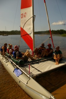 временно сменили весла на паруса