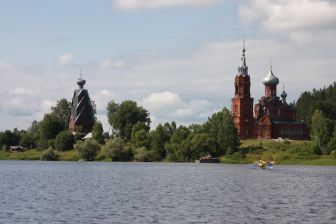 церквей в этих краях - несколько штук на каждом переходе