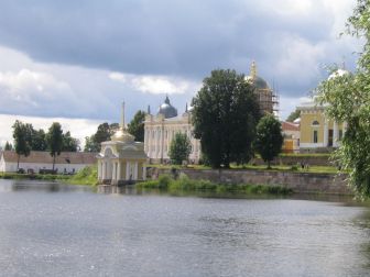 вид на пристань, кто сейчас туда причаливает?