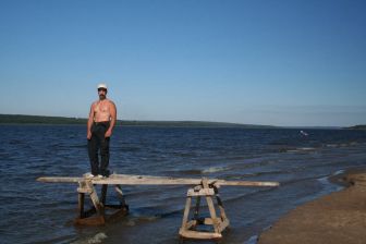 видно, как сильно упал уровень воды; <br> когда-то с этих мостков ловили рыбу...