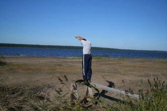 видно, как сильно упал уровень воды; <br> когда-то с этих мостков ловили рыбу...